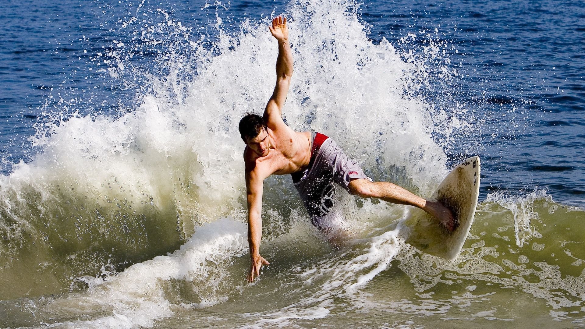 小贾伦撕裂苍穹，老鹰之翼下新疆神话的黄昏